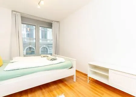 Diplomat Quarter 2 Bdr By Newave * Budapeste